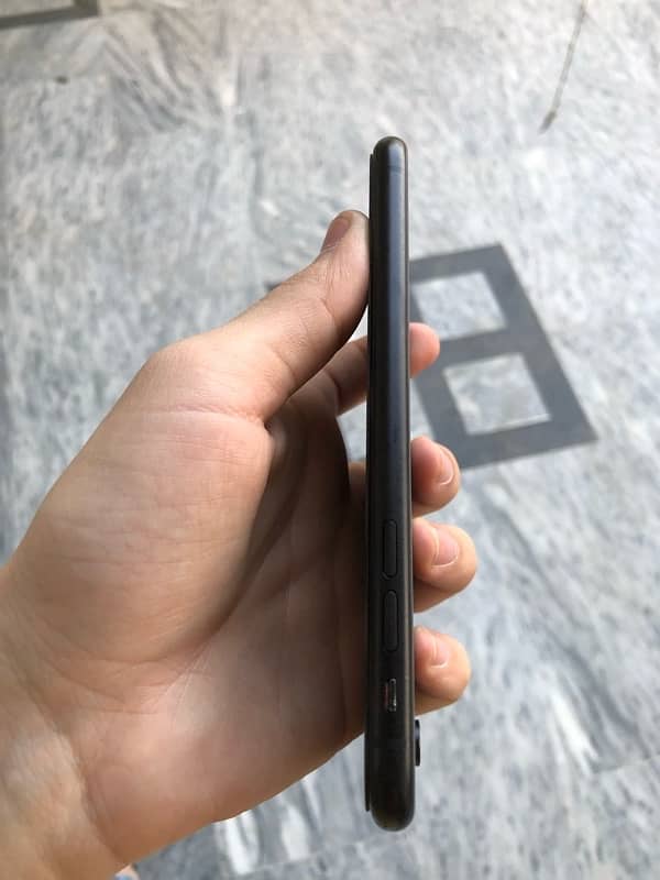 iphone XR 64 GB non PTA 4