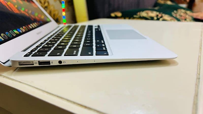 MacBook Air 2015 (11.6"inch- 4GB/128GB SSD) 1