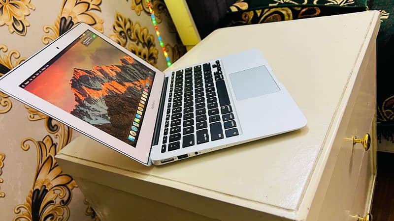 MacBook Air 2015 (11.6"inch- 4GB/128GB SSD) 4