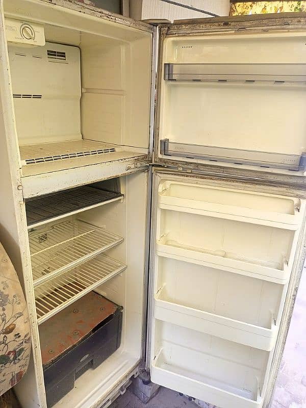 DAWLANCE SINGLE DOOR FRIDGE AND FREEZER 1