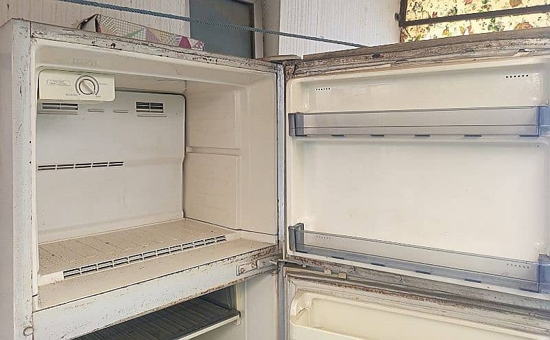 DAWLANCE SINGLE DOOR FRIDGE AND FREEZER 2