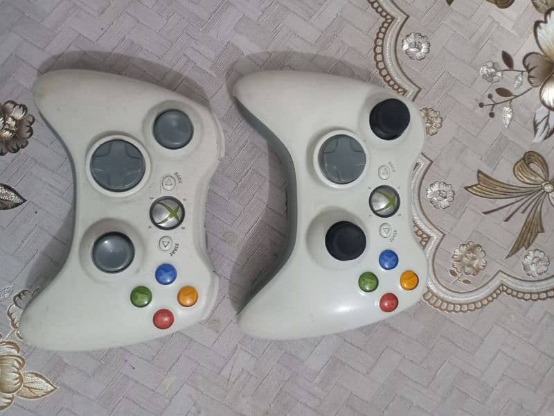 Xbox 360 White Controllers 0