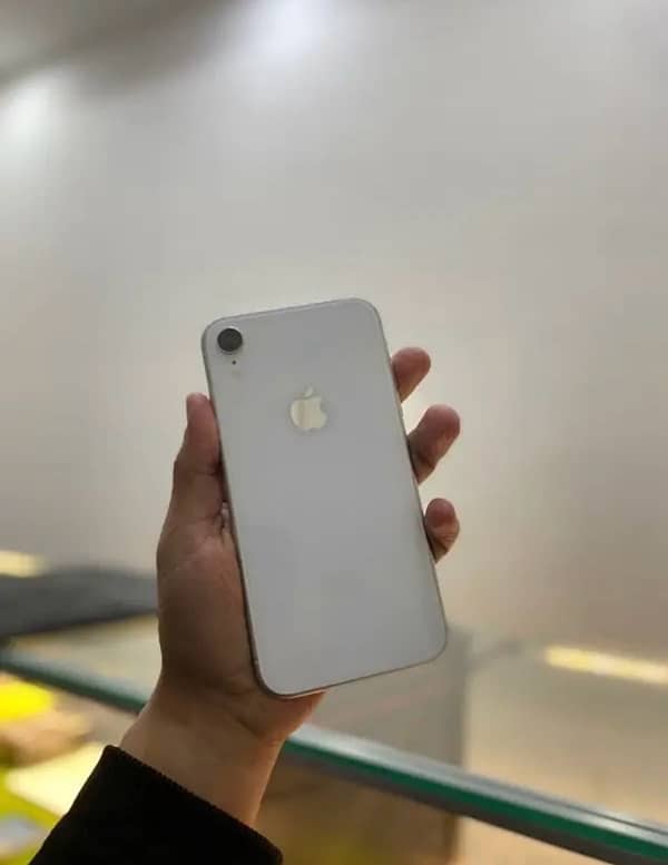 IPHONE XR 10/10 FACTRY UNLOCK 4