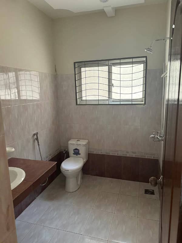 10 Marla House for Rent in Nasheman Iqbal Phase 1 4 Beds, Servant Quarter & More 3