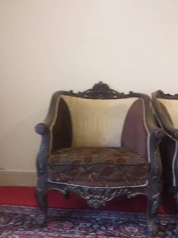 this is 5 seater sofa with brown and beautiful flowers design pattern 1