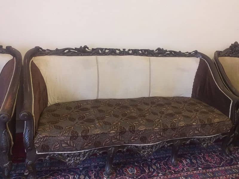 this is 5 seater sofa with brown and beautiful flowers design pattern 3