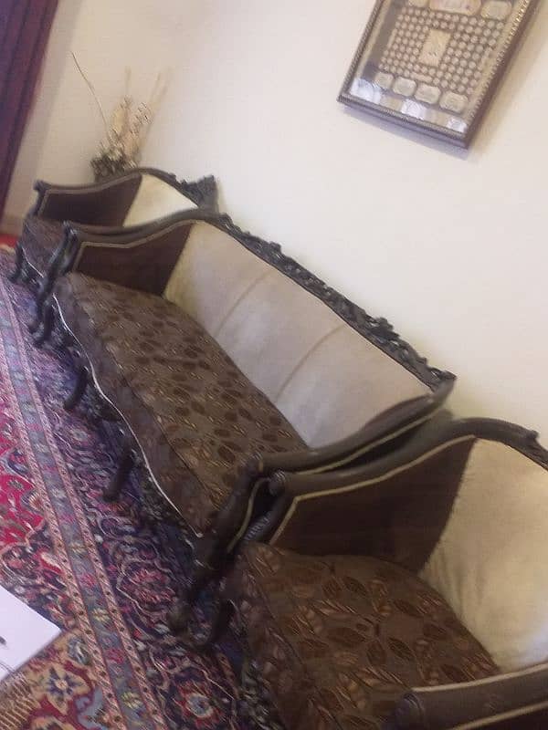 this is 5 seater sofa with brown and beautiful flowers design pattern 4