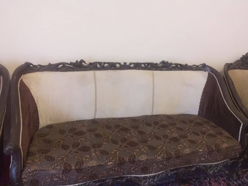 this is 5 seater sofa with brown and beautiful flowers design pattern 6