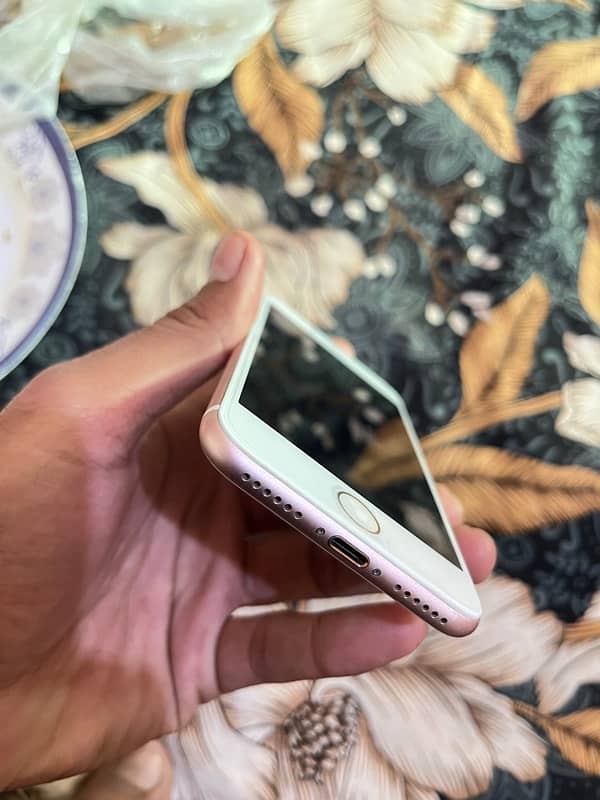 iphone 7 , 128GB PTA approved . 9.5/10 condition 2