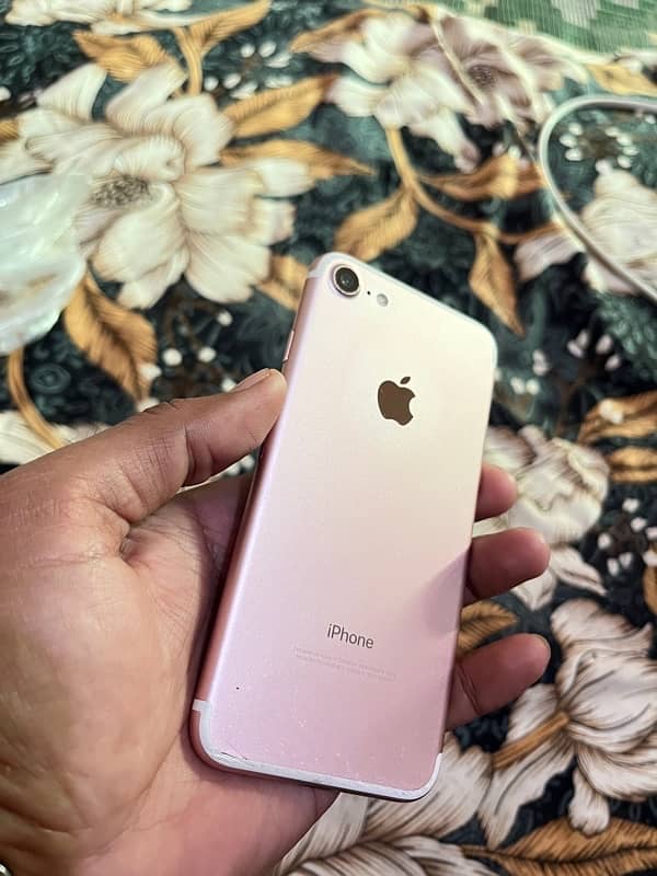 iphone 7 , 128GB PTA approved . 9.5/10 condition 6