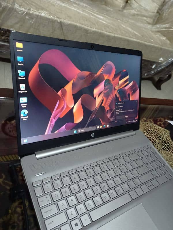 Hp 11th generation laptop 8gb ram 15.6 crystal glass led 0