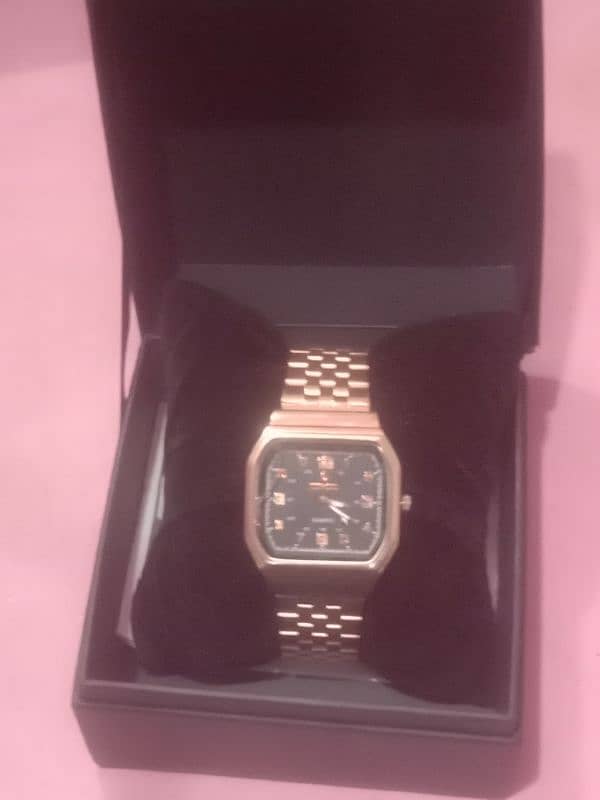 new  fitross watch colour golde matel body  one miner crak in glass 1