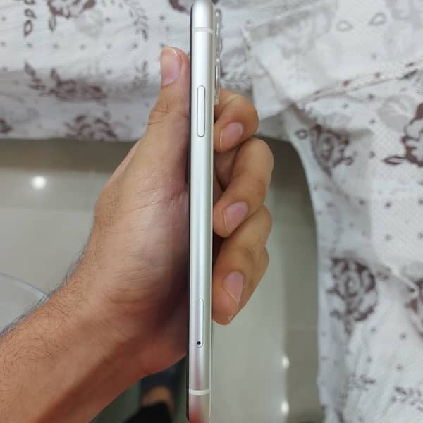 iphone 11 64 GB JV price are negotiable 7