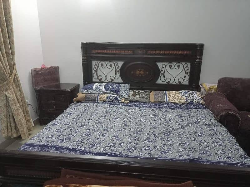 King Bed With Two Side Tables 0