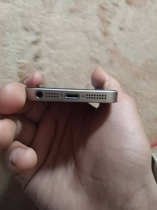 iPhone 5SE grey 3