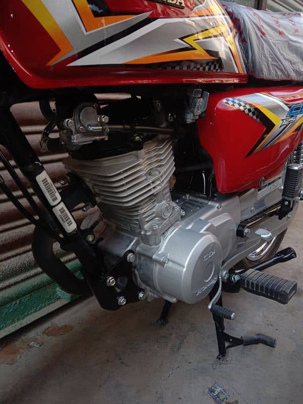 Honda 125 2024.24. 5 mahiny ki ha 1800 Chali ha . 3