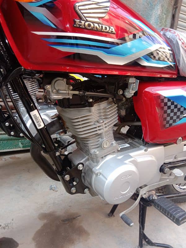 Honda 125 2024.24. 5 mahiny ki ha 1800 Chali ha . 5