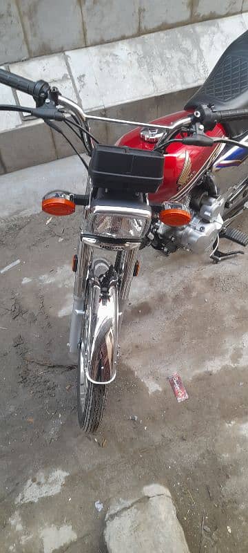 brand new bike only 2000 km drive argent sale only series buyer call 0