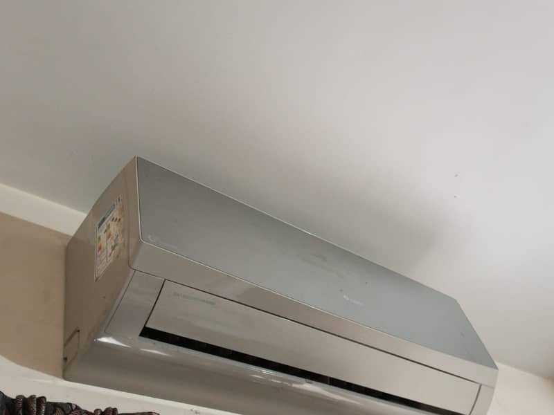 Used Gree Inverter AC for Sale – Good Condition 1