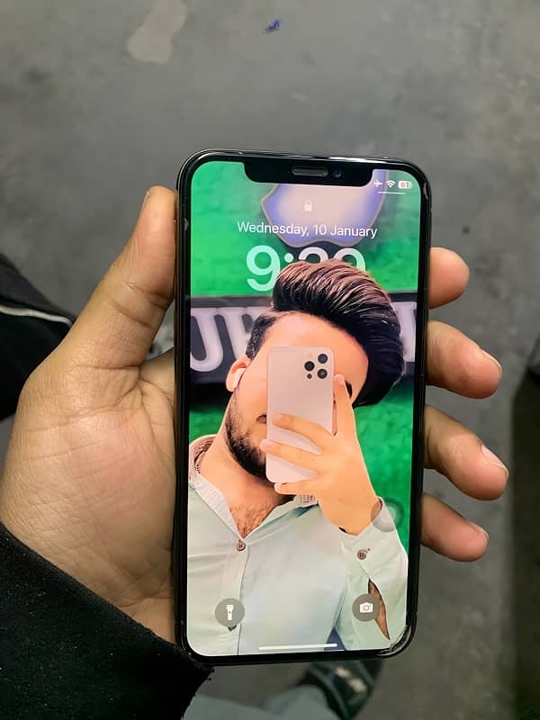 iPHONE XS {GOLDEN COLOUR}(256GB MEMORY) 1