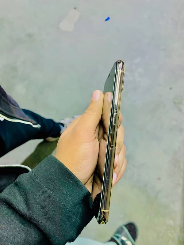 iPHONE XS {GOLDEN COLOUR}(256GB MEMORY) 3