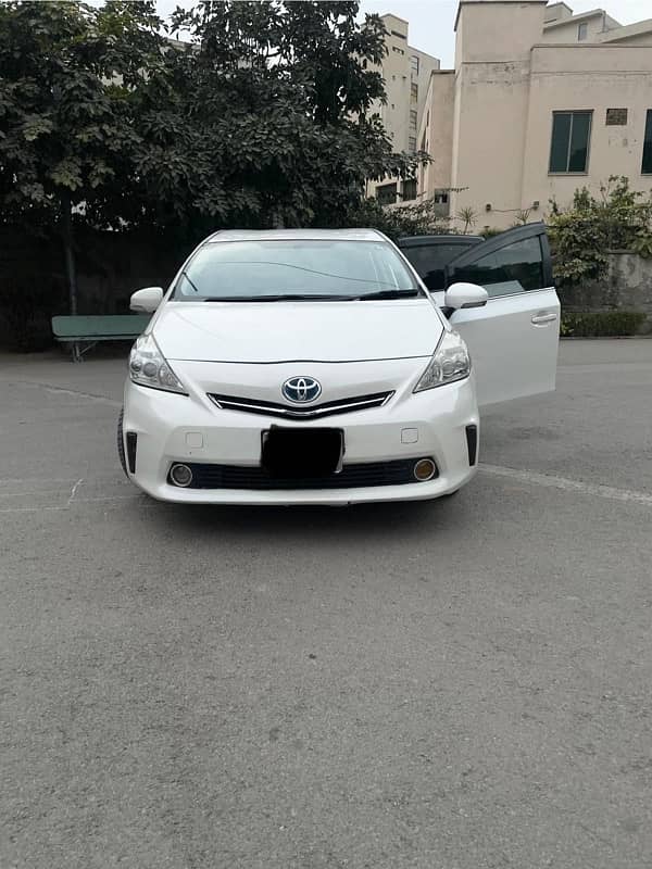 Toyota Prius Alpha 2013 1