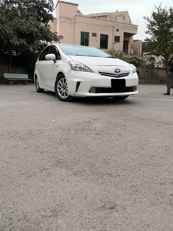 Toyota Prius Alpha 2013 4