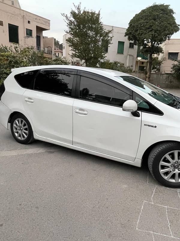 Toyota Prius Alpha 2013 5