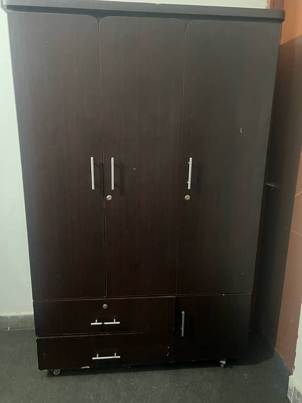 3-Door cupboard for sale I-8 0