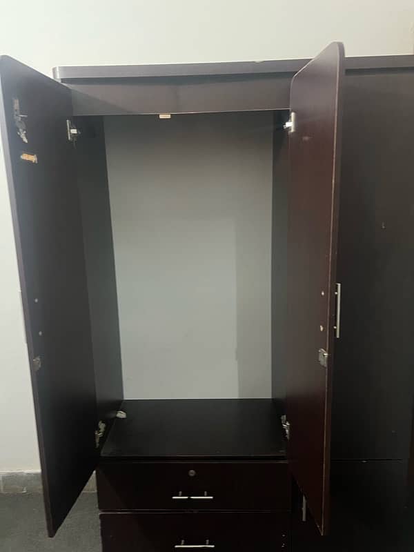 3-Door cupboard for sale I-8 1