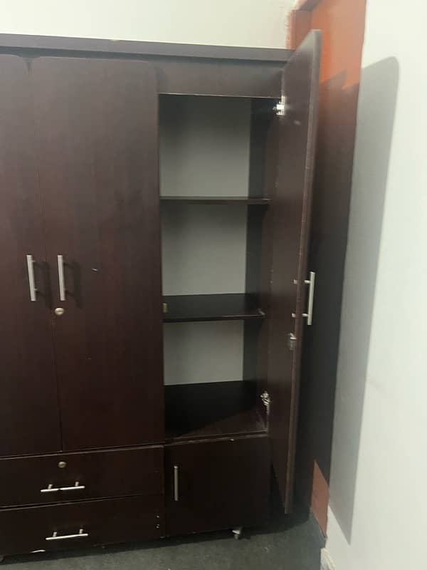 3-Door cupboard for sale I-8 2