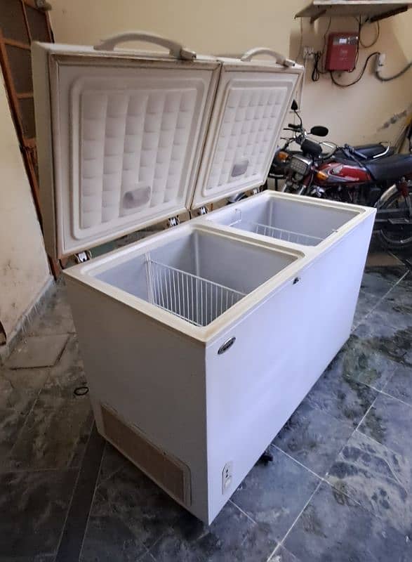 Waves Deep Freezer in good condition. 1