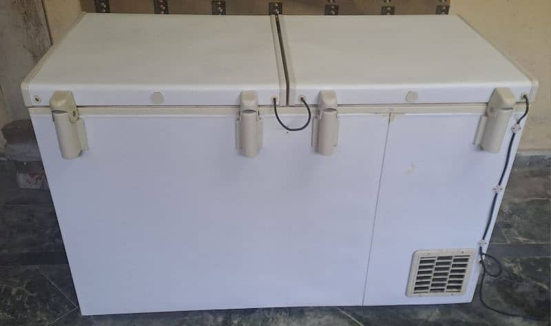 Waves Deep Freezer in good condition. 2