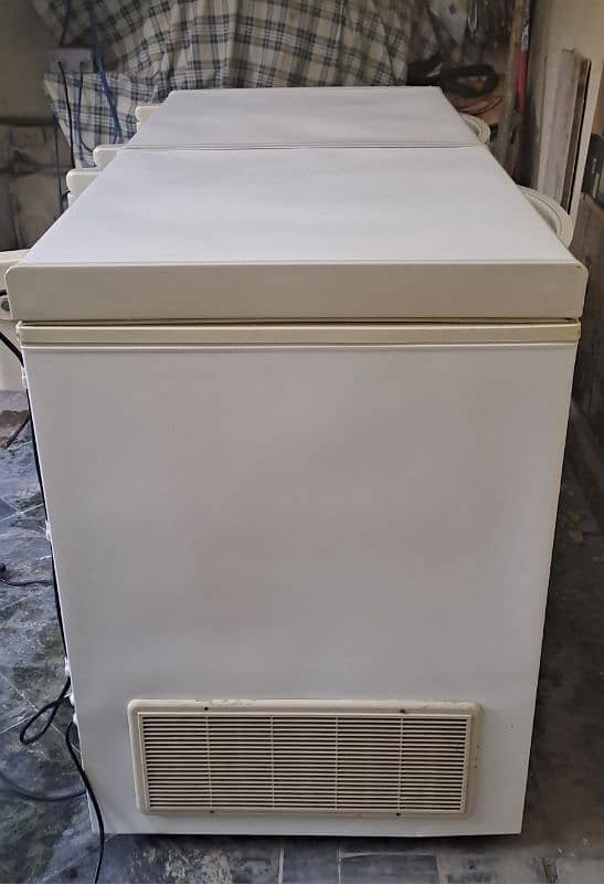 Waves Deep Freezer in good condition. 3