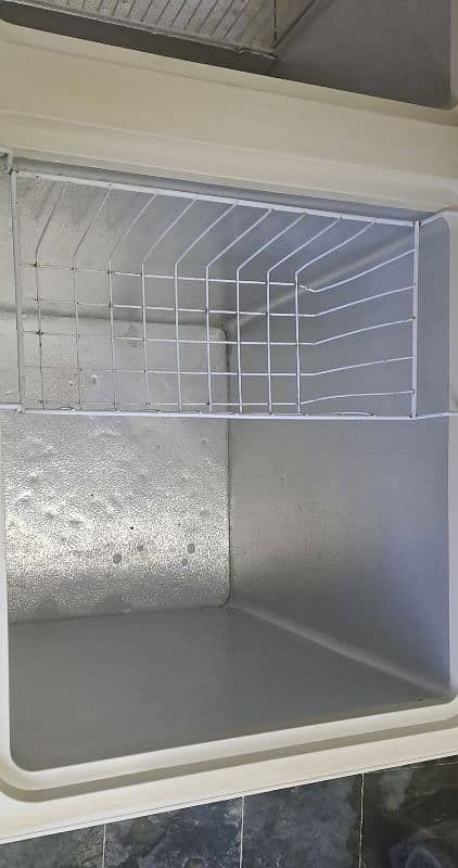 Waves Deep Freezer in good condition. 4