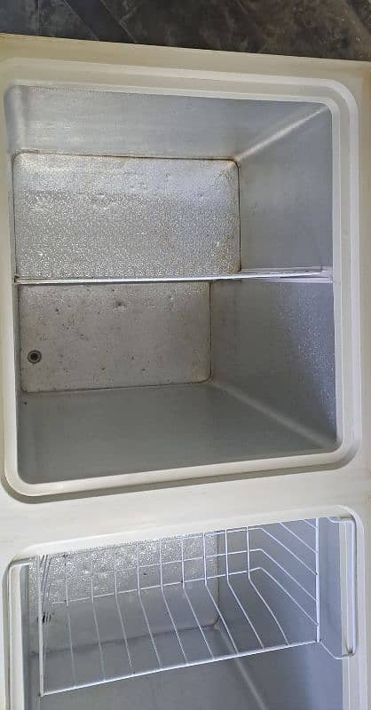 Waves Deep Freezer in good condition. 5