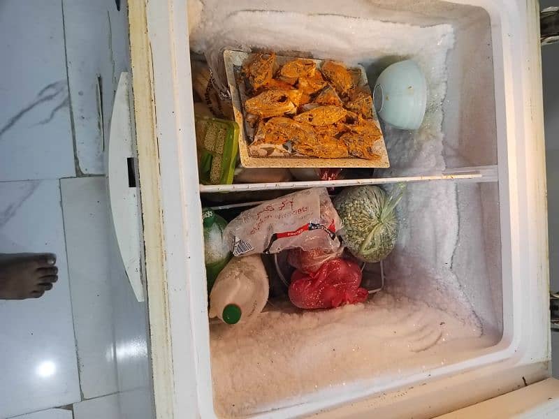 waves deep freezer in good condition 3