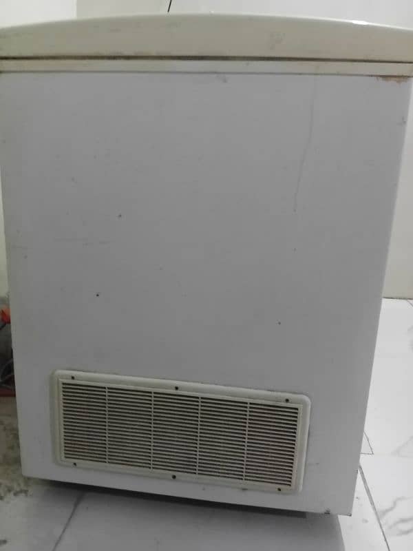 waves deep freezer in good condition 4