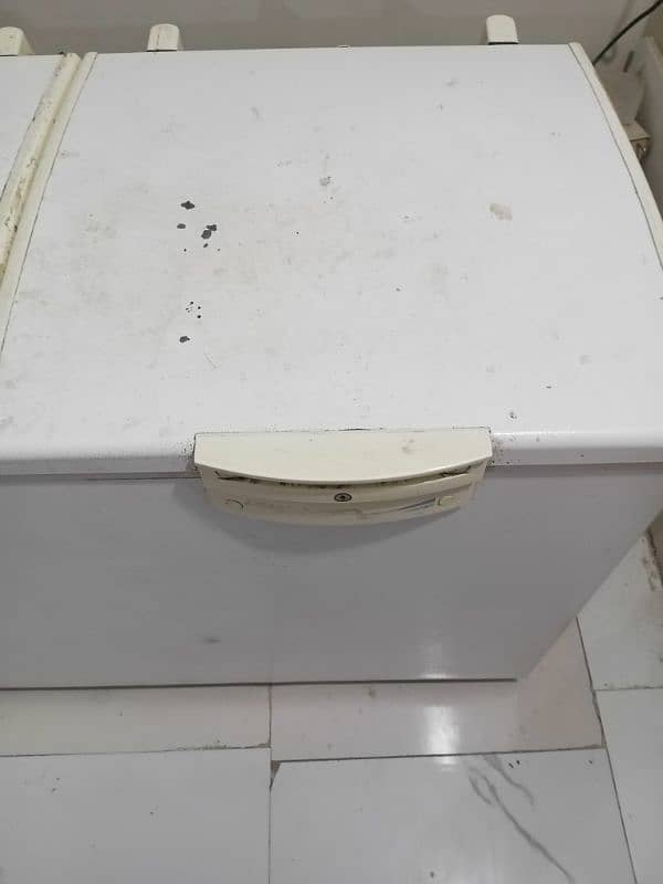 waves deep freezer in good condition 5