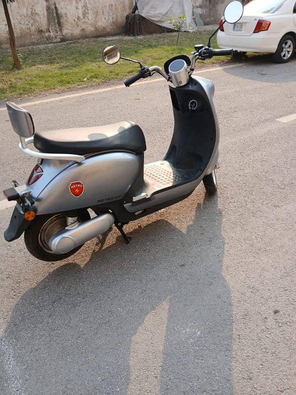 Economical electric bike Metro M6 brand new in warranty 9