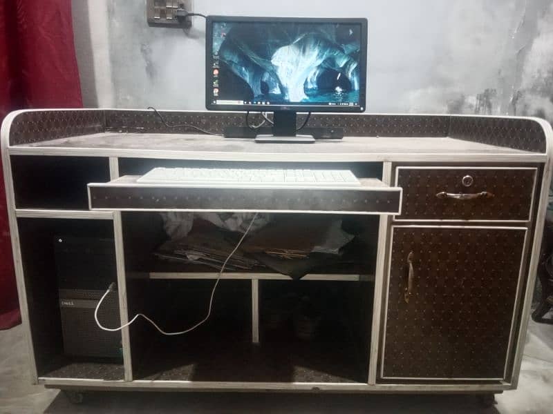 Gaming PC with table 0