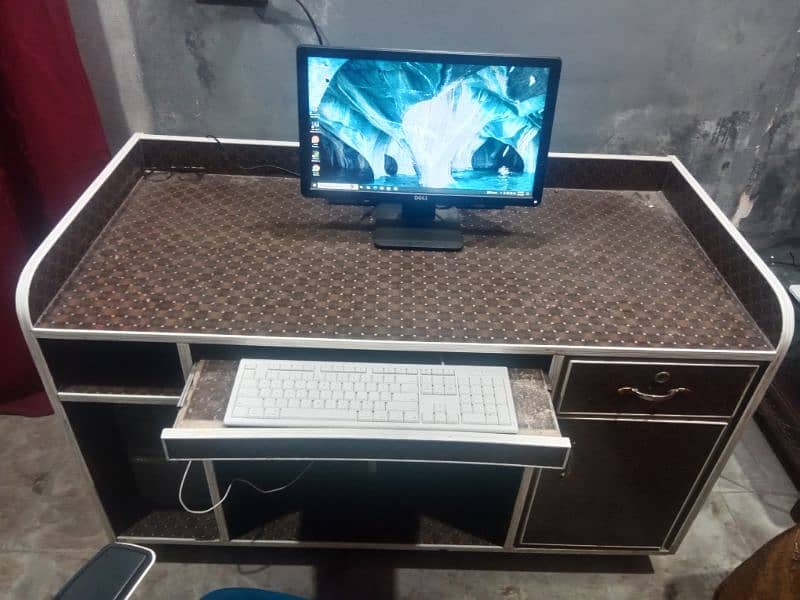 Gaming PC with table 1