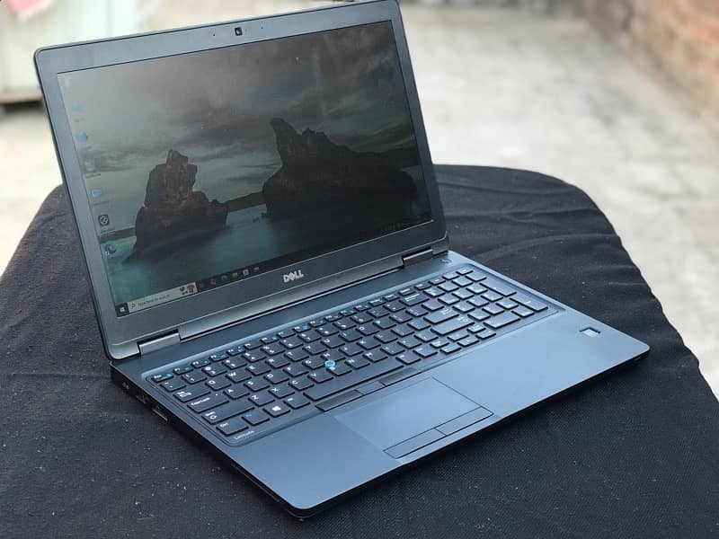 Dell Latitude 5580 i7-7820HQ with 2gb NVIDIA 16/256gb 2