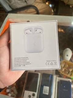 WHITE AIRPODS