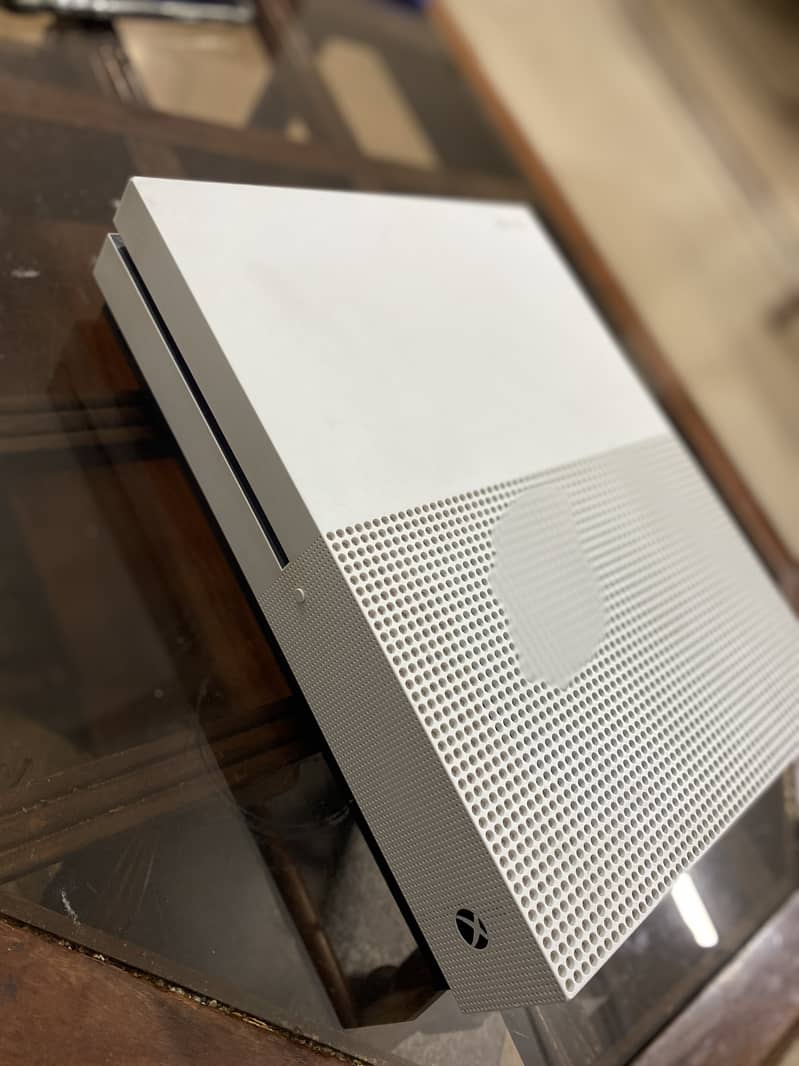 Xbox one S 1tb for sale with box original Negotiable price 3