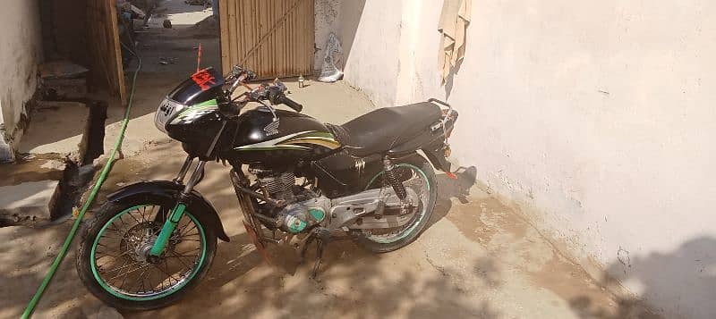 I selling my Honda Deluxe motorcycle urgent sale need momey 2