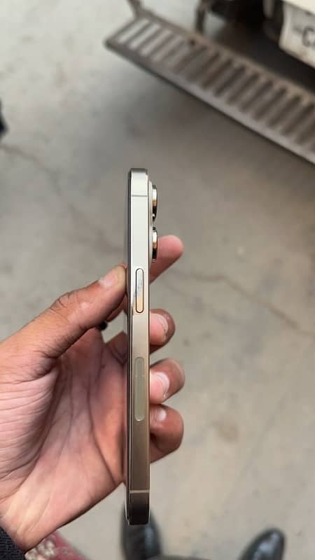 iphone 14 pro 256gb golden 1