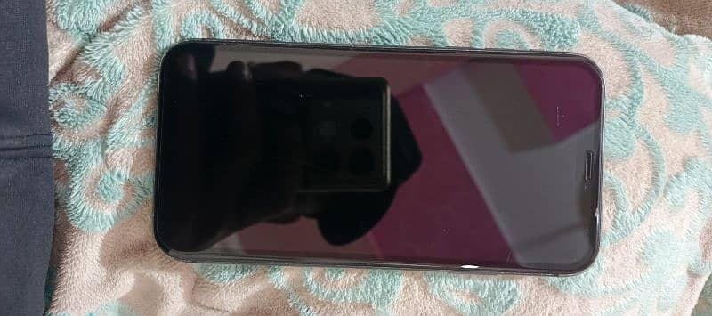 Iphone 11 128gb Factory unlocked sim working. 1