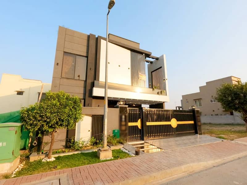 Reasonably-Priced 10 Marla House In Bahria Town - Talha Block, Lahore Is Available As Of Now 3