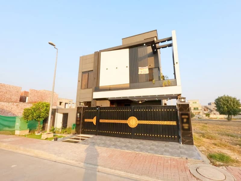 Reasonably-Priced 10 Marla House In Bahria Town - Talha Block, Lahore Is Available As Of Now 4